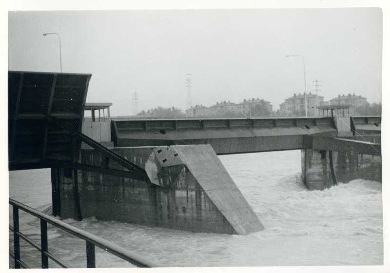 Fiume Isonzo in piena, Gorizia. Cantiere di bonifica. Opere di sbarramento. Diga, dettaglio. Sghiaiatore, particolare